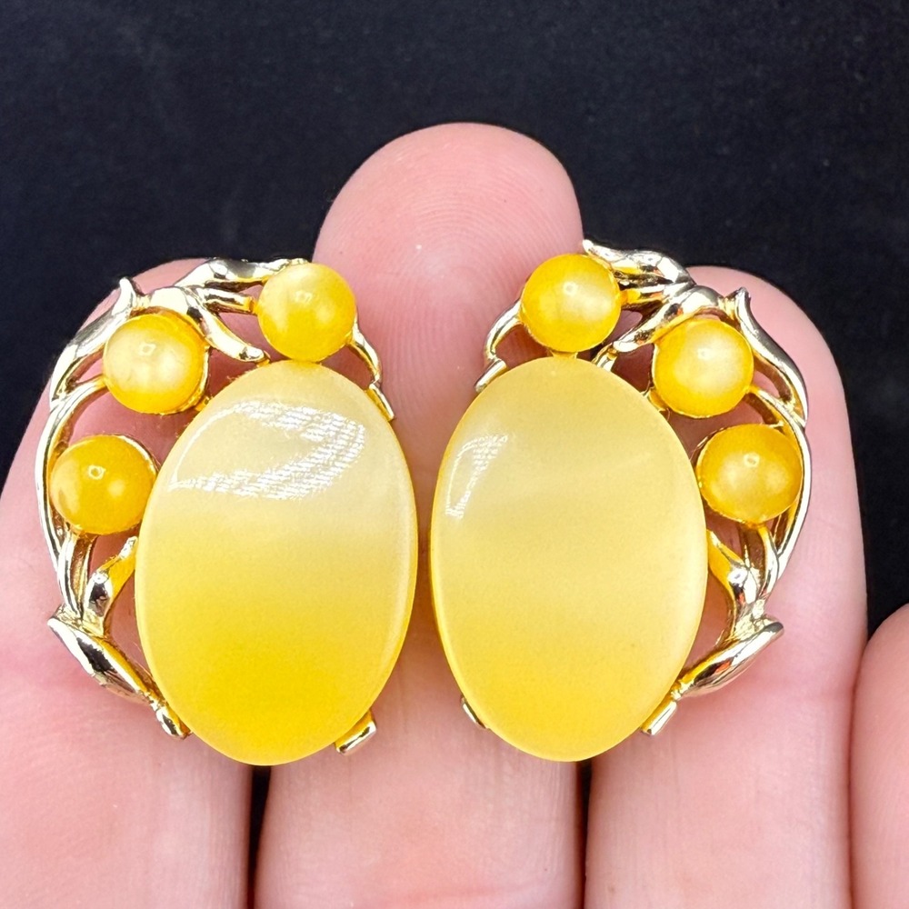 Vintage Star Thermoset Clip On Earrings Gold Tone Yellow